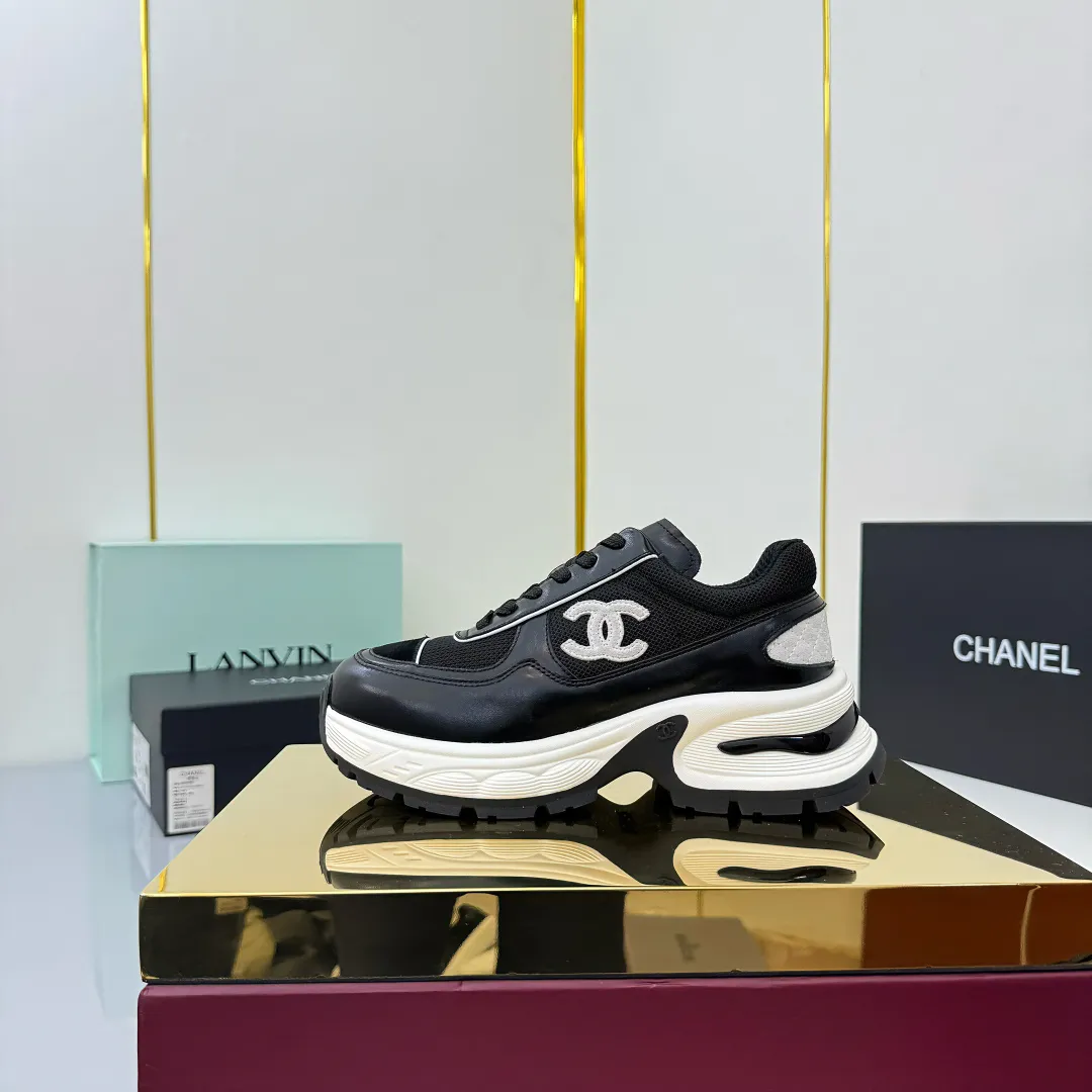 👟👟Ex-factory price 700👟👟 Chanel casual small leather shoes ~ original calfskin panda shoes Chanel 25C latest hot style panda black and white sports shoes casual sneakers small fragrance hot item classic black and white panda color coco girls must pay for it Fabric: original customized first-layer cowhide Inner: original imported breathable mesh lining Outsole: Original molded rubber + TPU combination Size: Women's 35-41